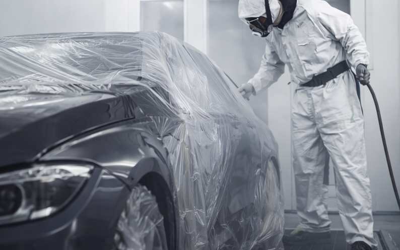 Lakierowanie elementu karoserii w kabinie lakierniczej – lakiernik samochodowy Wrocław