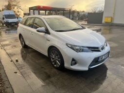 
										Toyota Auris Hybrid full									
