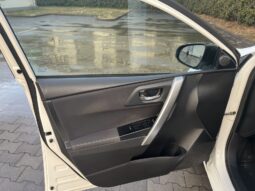 
										Toyota Auris Hybrid full									