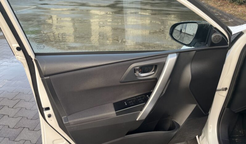 
								Toyota Auris Hybrid full									