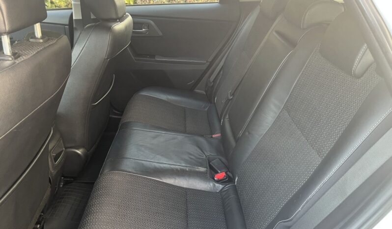 
								Toyota Auris Hybrid full									