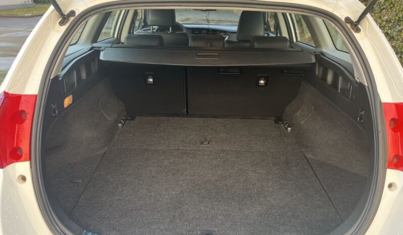 
								Toyota Auris Hybrid full									