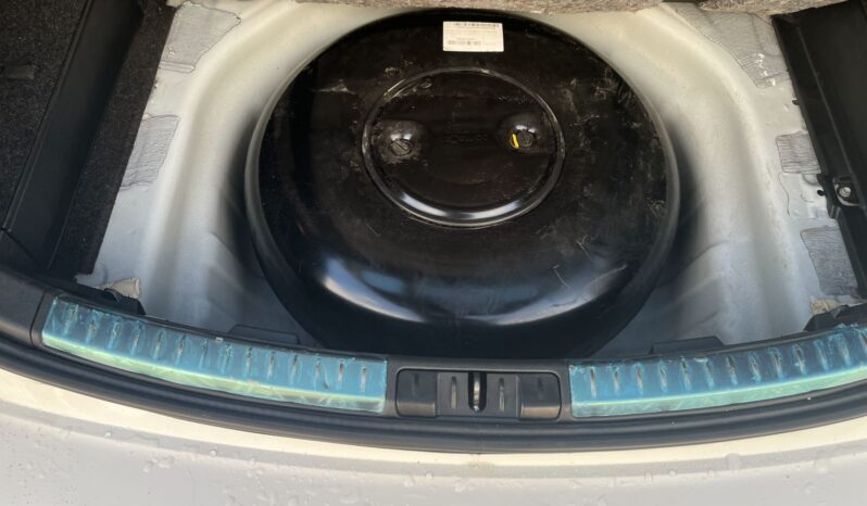 
								Toyota Auris Hybrid full									