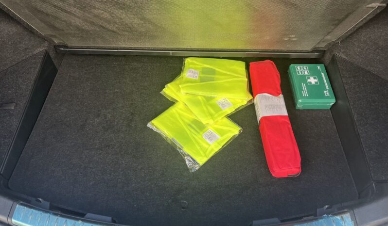 
								Toyota Auris Hybrid full									