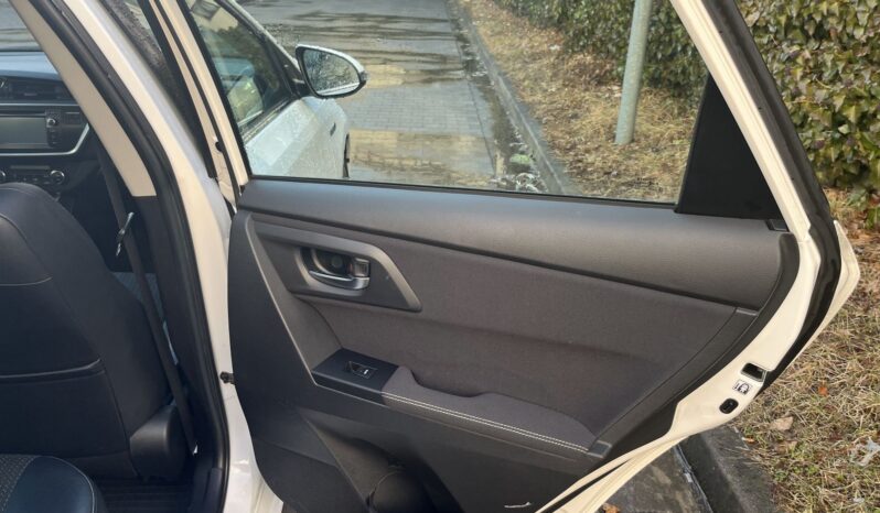 
								Toyota Auris Hybrid full									