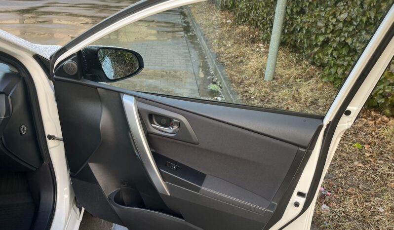 
								Toyota Auris Hybrid pełny									