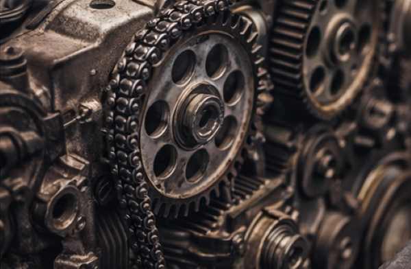 Łańcuch rozrządu i koła zębate w silniku podczas serwisu we Wrocławiu