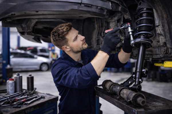 Nowy amortyzator samochodowy montowany w aucie – WELLAUTO Wrocław