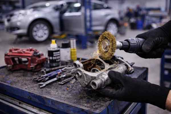 Czyszczenie zacisku hamulcowego w warsztacie WELLAUTO