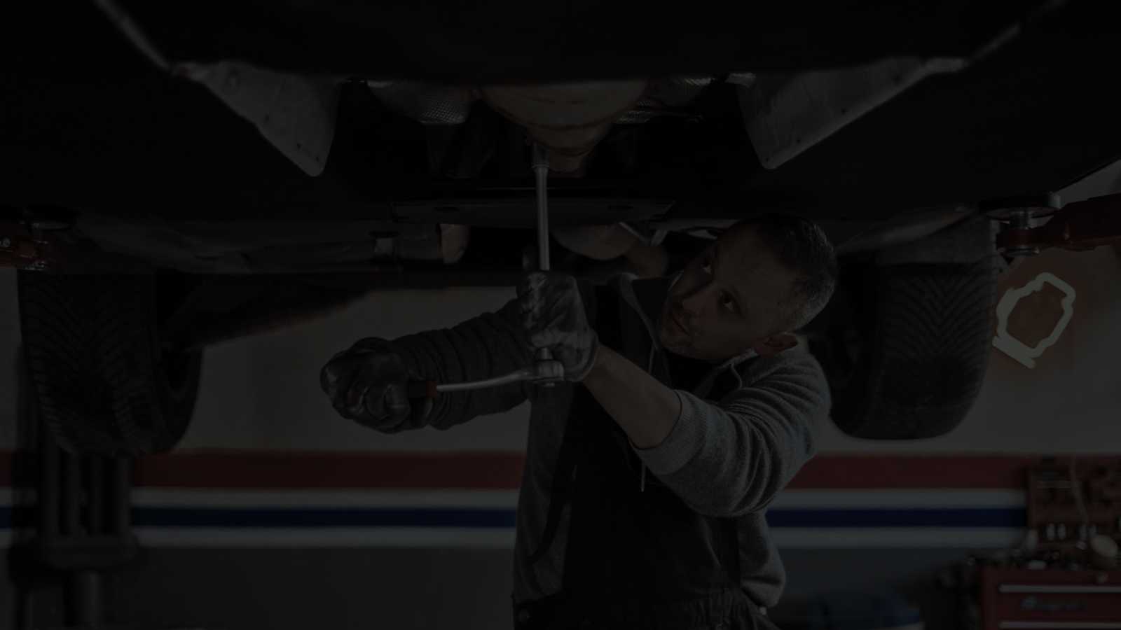 Serwis samochodowy we Wrocławiu – mechanik naprawiający samochód w warsztacie WellAuto