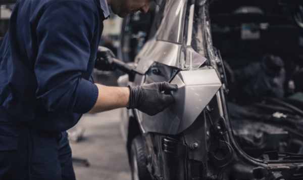 Установка и подгонка нового кузовного элемента автомобиля