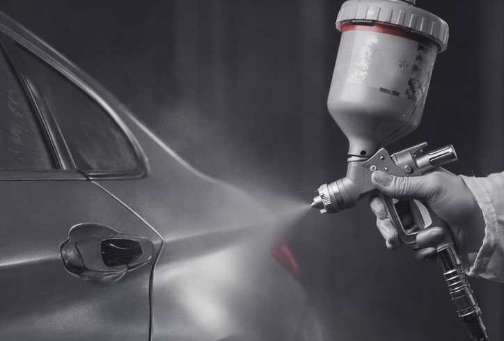 Блестящий кузов автомобиля после покраски