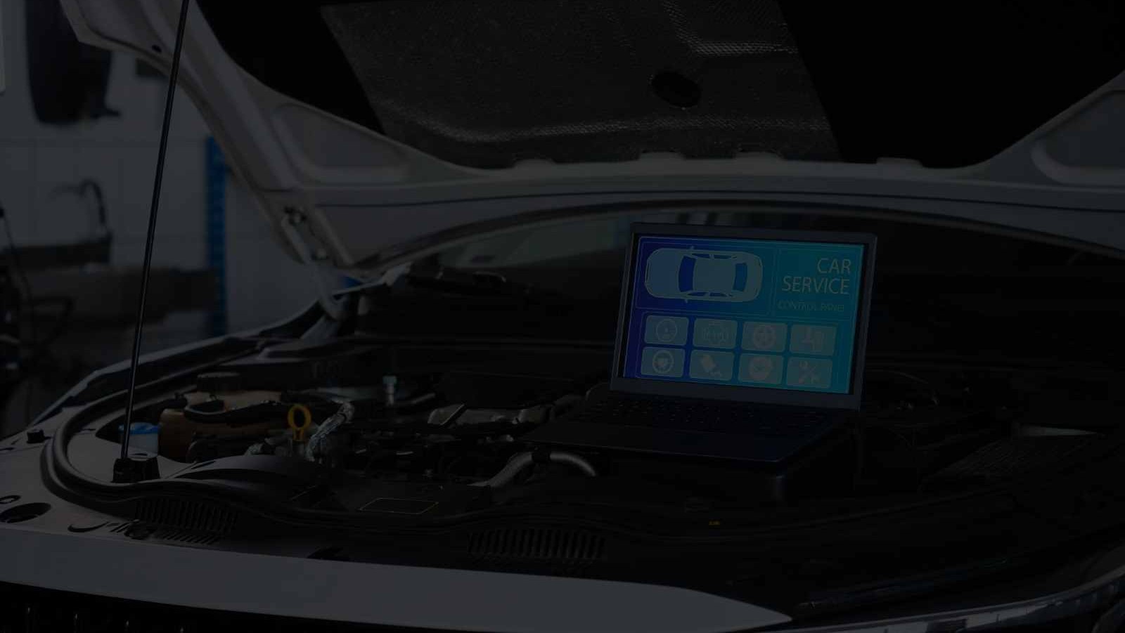 Diagnostyka samochodu we Wrocławiu – mechanik sprawdzający auto komputerem diagnostycznym